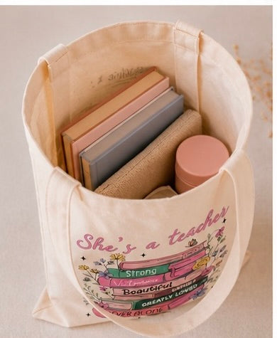🍎📚 She's a Teacher – Inspirierende Teacher Tote Bag