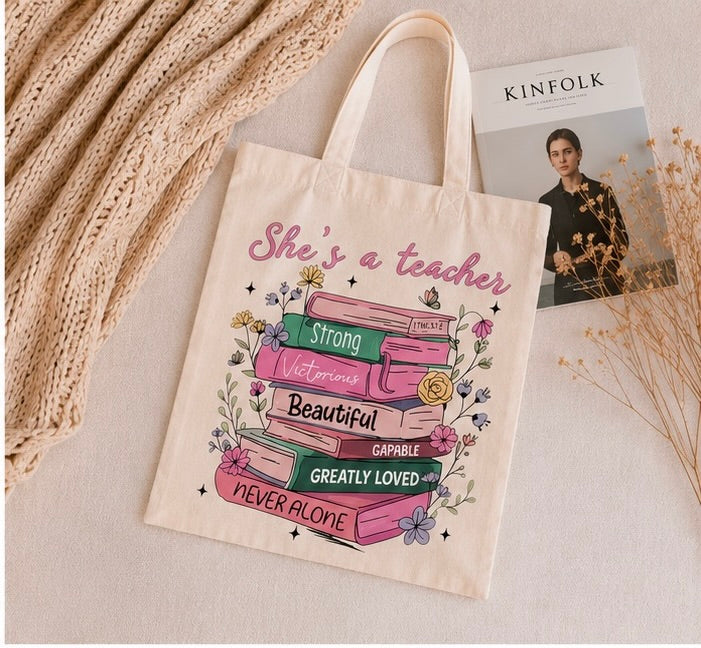 🍎📚 She's a Teacher – Inspirierende Teacher Tote Bag